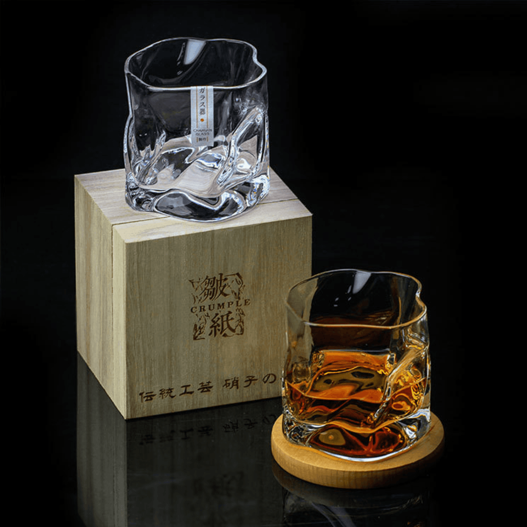 "Verre à whisky japonais Edo Kiriko avec design froissé unique, motifs gravés et esthétisme moderne."