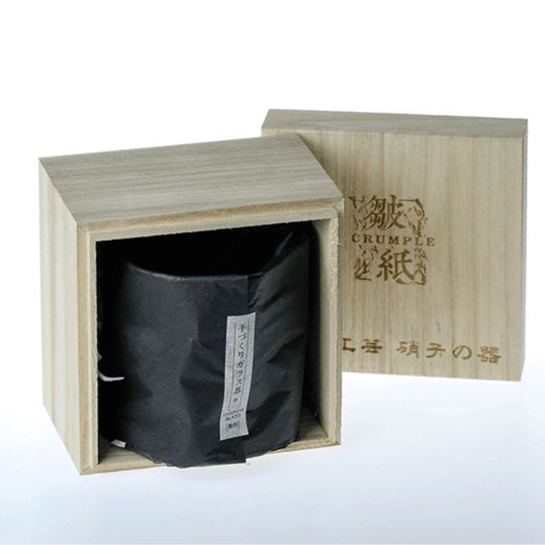 "Verre à whisky japonais Edo Kiriko avec design froissé unique, motifs gravés et esthétisme moderne."