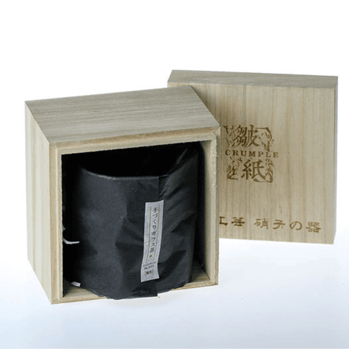 "Verre à whisky japonais Edo Kiriko avec design froissé unique, motifs gravés et esthétisme moderne."
