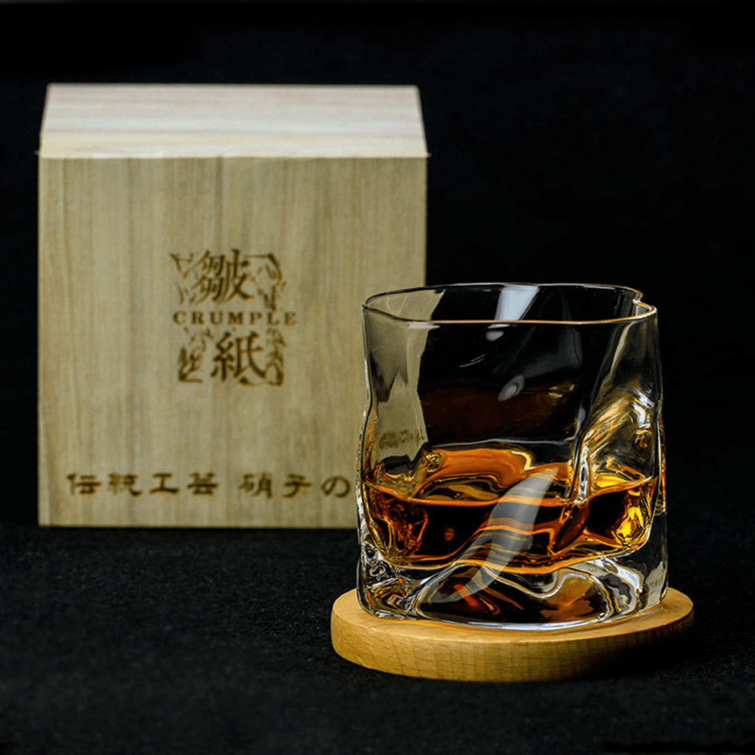 "Verre à whisky japonais Edo Kiriko avec design froissé unique, motifs gravés et esthétisme moderne."