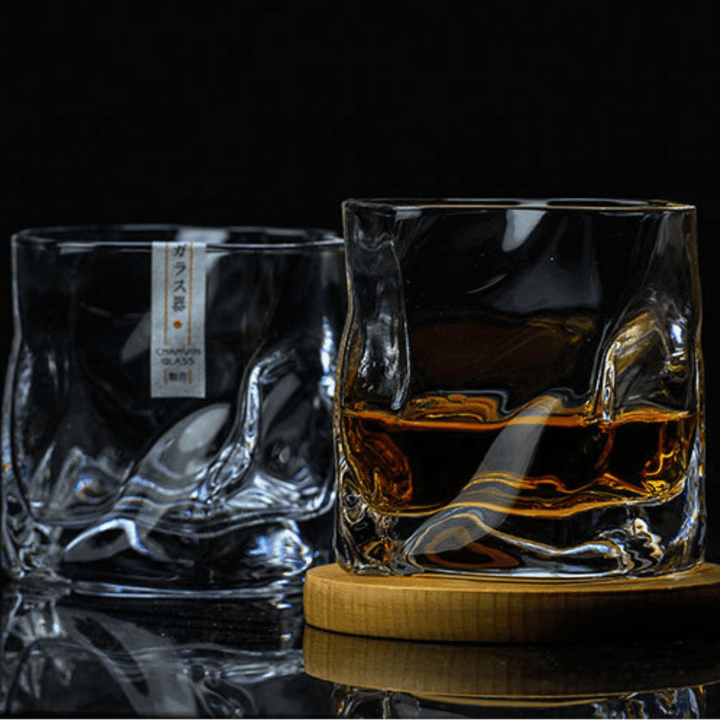 "Verre à whisky japonais Edo Kiriko avec design froissé unique, motifs gravés et esthétisme moderne."