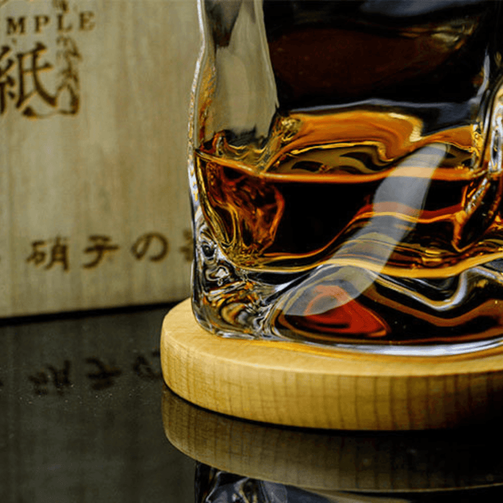 "Verre à whisky japonais Edo Kiriko avec design froissé unique, motifs gravés et esthétisme moderne."