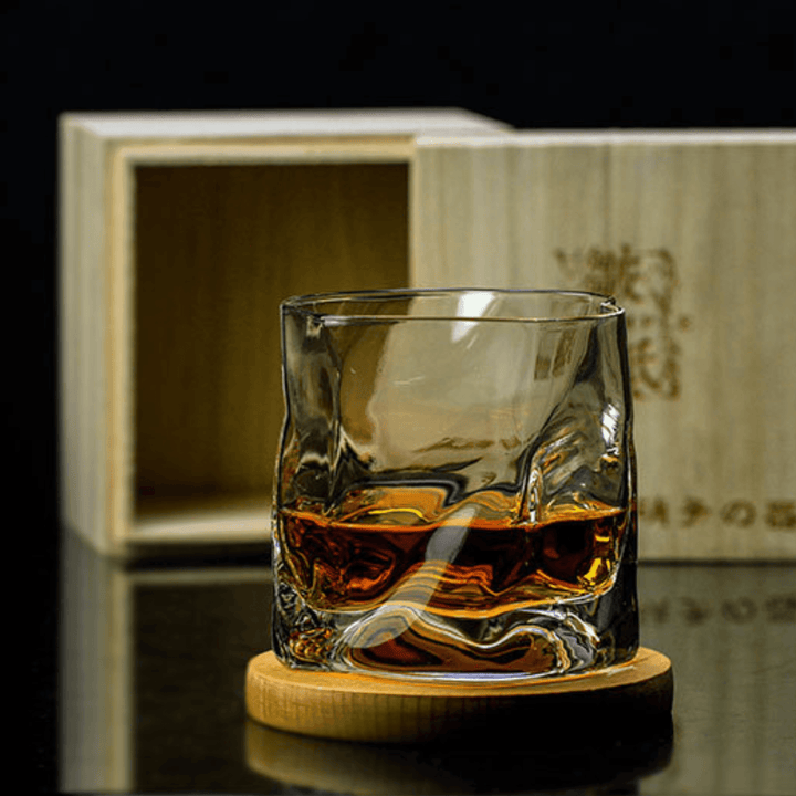 "Verre à whisky japonais Edo Kiriko avec design froissé unique, motifs gravés et esthétisme moderne."