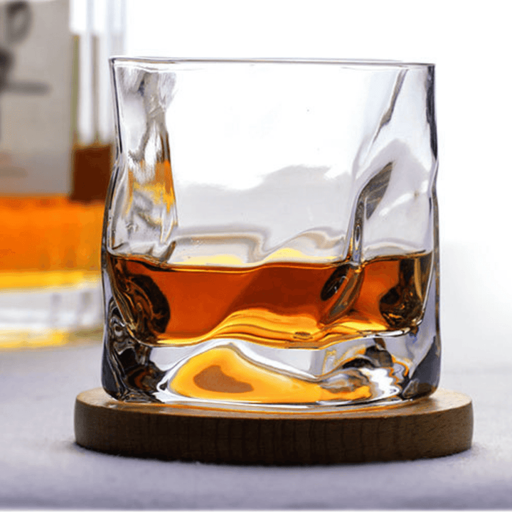 "Verre à whisky japonais Edo Kiriko avec design froissé unique, motifs gravés et esthétisme moderne."
