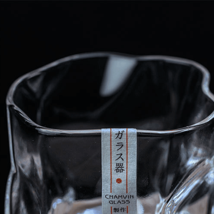 "Verre à whisky japonais Edo Kiriko avec design froissé unique, motifs gravés et esthétisme moderne."