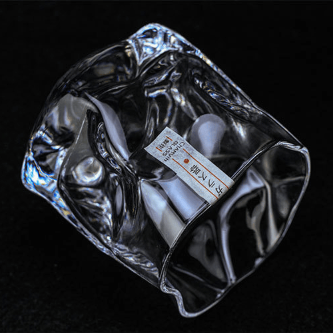 "Verre à whisky japonais Edo Kiriko avec design froissé unique, motifs gravés et esthétisme moderne."