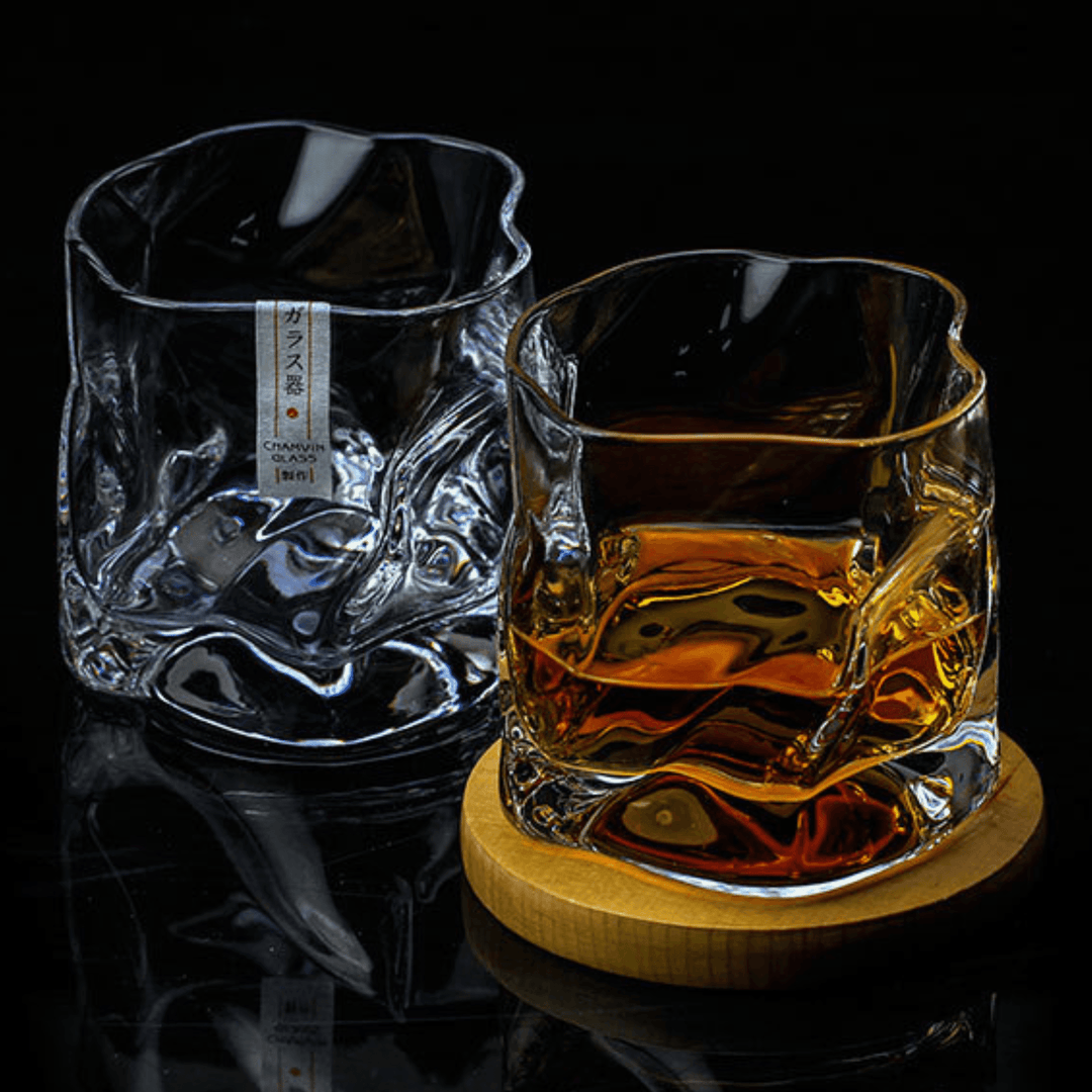 "Verre à whisky japonais Edo Kiriko avec design froissé unique, motifs gravés et esthétisme moderne."