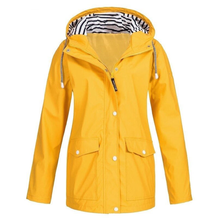 "Veste 3-en-1 imperméable femme, vue de face, capuche et multiples poches, idéale pour aventures plein air, design élégant."