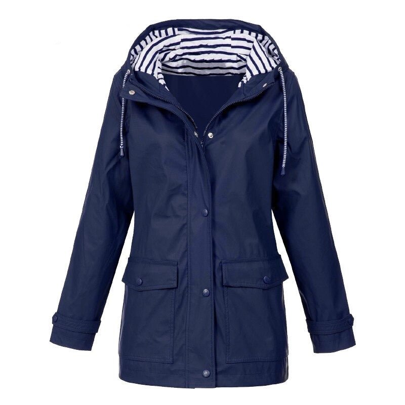 "Veste 3-en-1 imperméable femme, vue de face, capuche et multiples poches, idéale pour aventures plein air, design élégant."