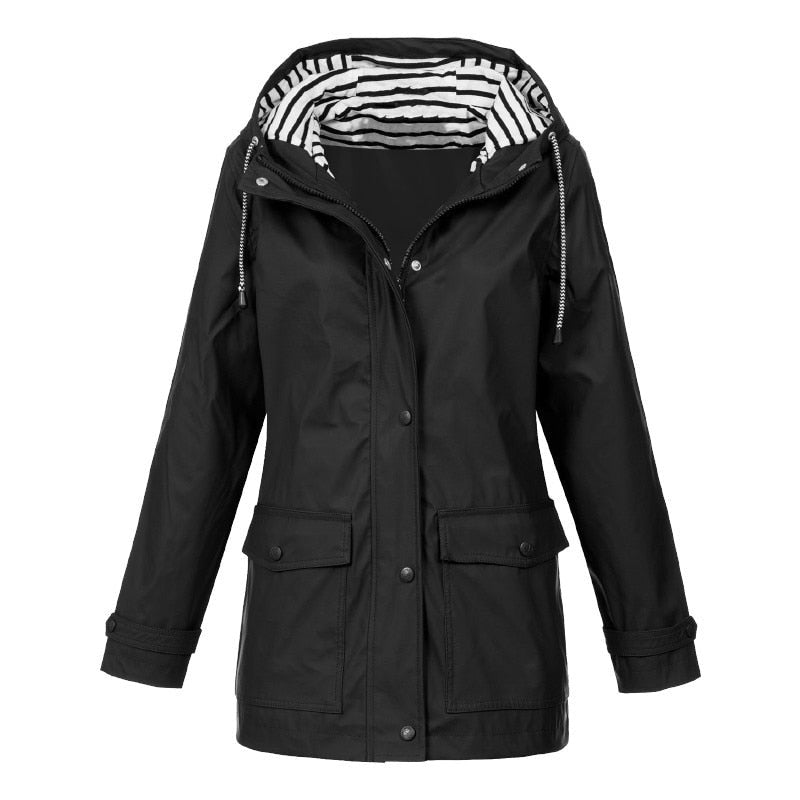"Veste 3-en-1 imperméable femme, vue de face, capuche et multiples poches, idéale pour aventures plein air, design élégant."