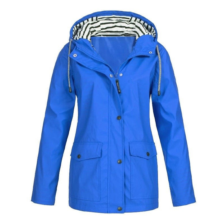 "Veste 3-en-1 imperméable femme, vue de face, capuche et multiples poches, idéale pour aventures plein air, design élégant."