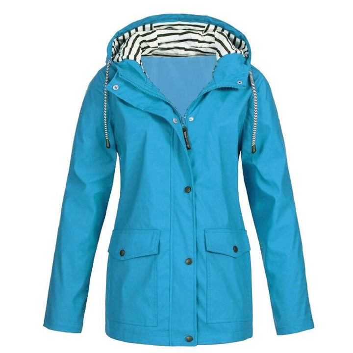 "Veste 3-en-1 imperméable femme, vue de face, capuche et multiples poches, idéale pour aventures plein air, design élégant."