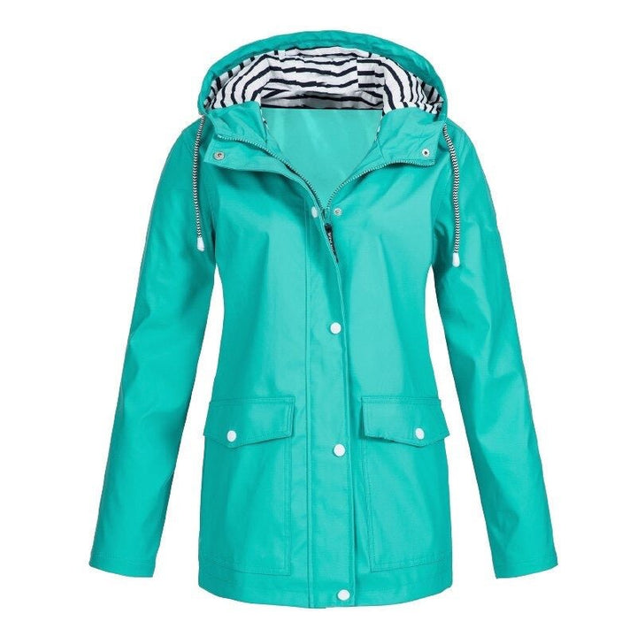 "Veste 3-en-1 imperméable femme, vue de face, capuche et multiples poches, idéale pour aventures plein air, design élégant."