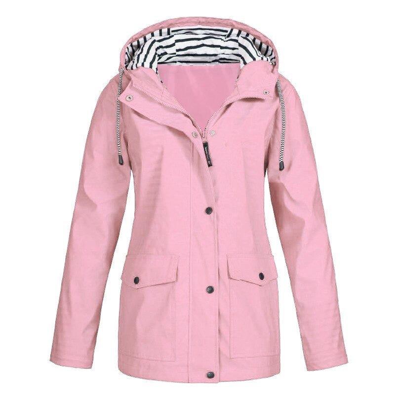 "Veste 3-en-1 imperméable femme, vue de face, capuche et multiples poches, idéale pour aventures plein air, design élégant."