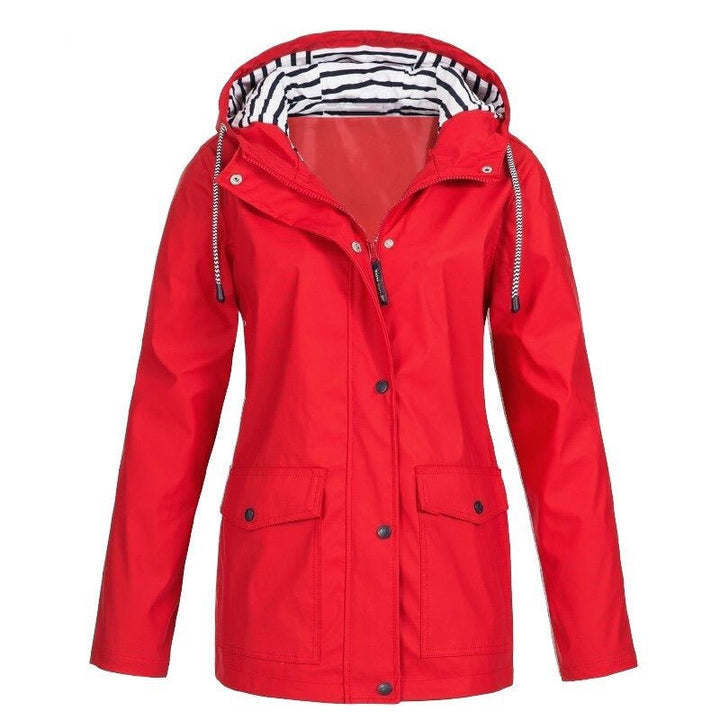 "Veste 3-en-1 imperméable femme, vue de face, capuche et multiples poches, idéale pour aventures plein air, design élégant."