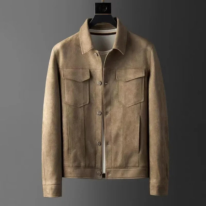 "Veste ajustée en cuir chamois marron, coupe élégante, pour hommes, idéale pour un look intemporel et raffiné."
