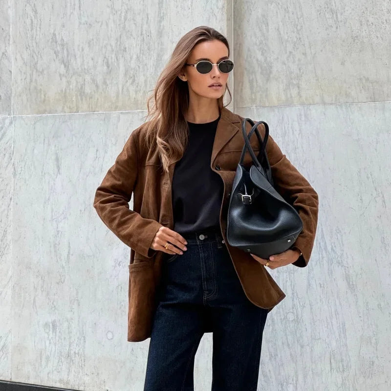 "Veste ample en daim marron pour femme, élégante et chaude, idéale pour l'automne et l'hiver."
