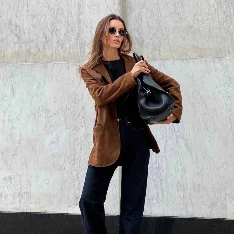 "Veste ample en daim marron pour femme, élégante et chaude, idéale pour l'automne et l'hiver."