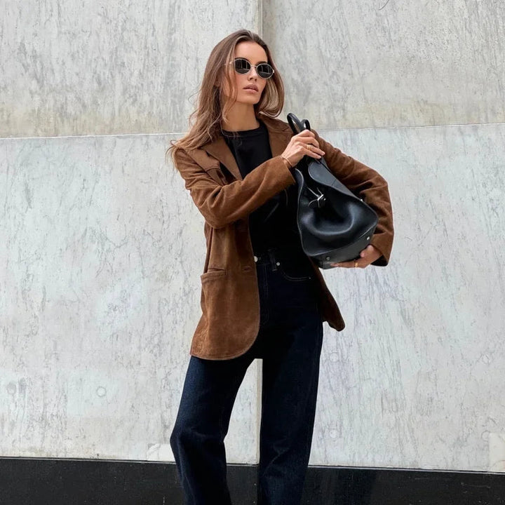 "Veste ample en daim marron pour femme, élégante et chaude, idéale pour l'automne et l'hiver."