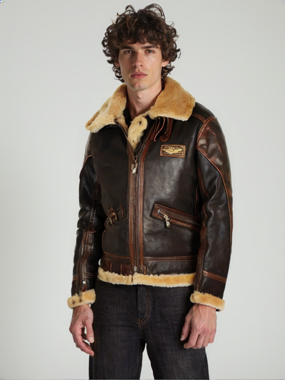 "Veste aviateur homme marron tendance, coupe ajustée, détails raffinés, silhouette moderne, confort intemporel."