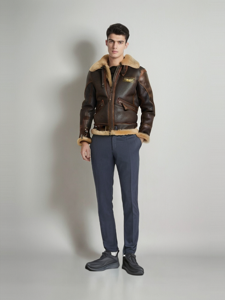 "Veste aviateur homme marron tendance, coupe ajustée, détails raffinés, silhouette moderne, confort intemporel."