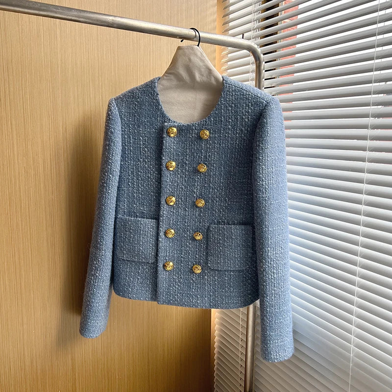 "Veste blazer femme en tweed, élégante à double boutonnage, blanche. Style chic et intemporel pour un look raffiné."