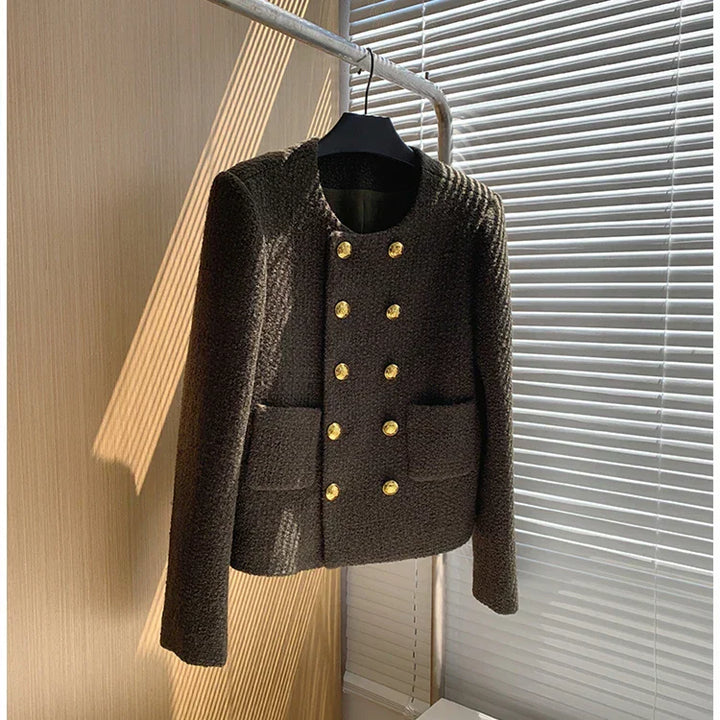 "Veste blazer femme en tweed, élégante à double boutonnage, blanche. Style chic et intemporel pour un look raffiné."