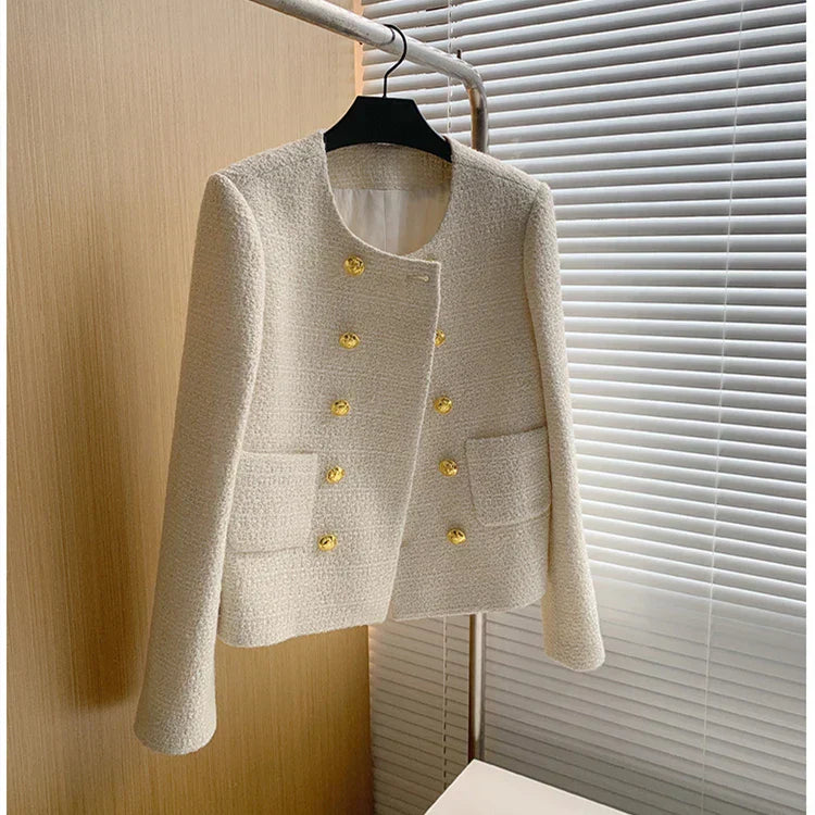 "Veste blazer femme en tweed, élégante à double boutonnage, blanche. Style chic et intemporel pour un look raffiné."