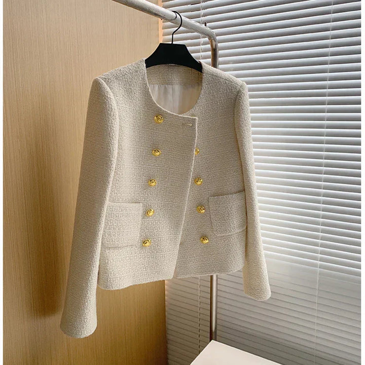 "Veste blazer femme en tweed, élégante à double boutonnage, blanche. Style chic et intemporel pour un look raffiné."