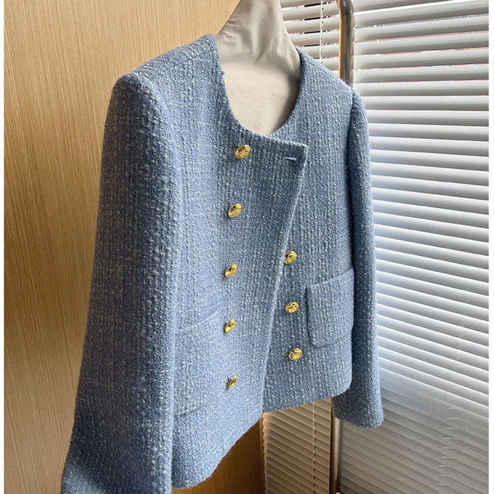"Veste blazer femme en tweed, élégante à double boutonnage, blanche. Style chic et intemporel pour un look raffiné."