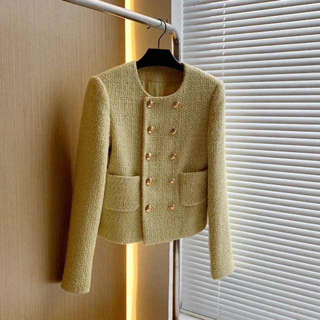 "Veste blazer femme en tweed, élégante à double boutonnage, blanche. Style chic et intemporel pour un look raffiné."