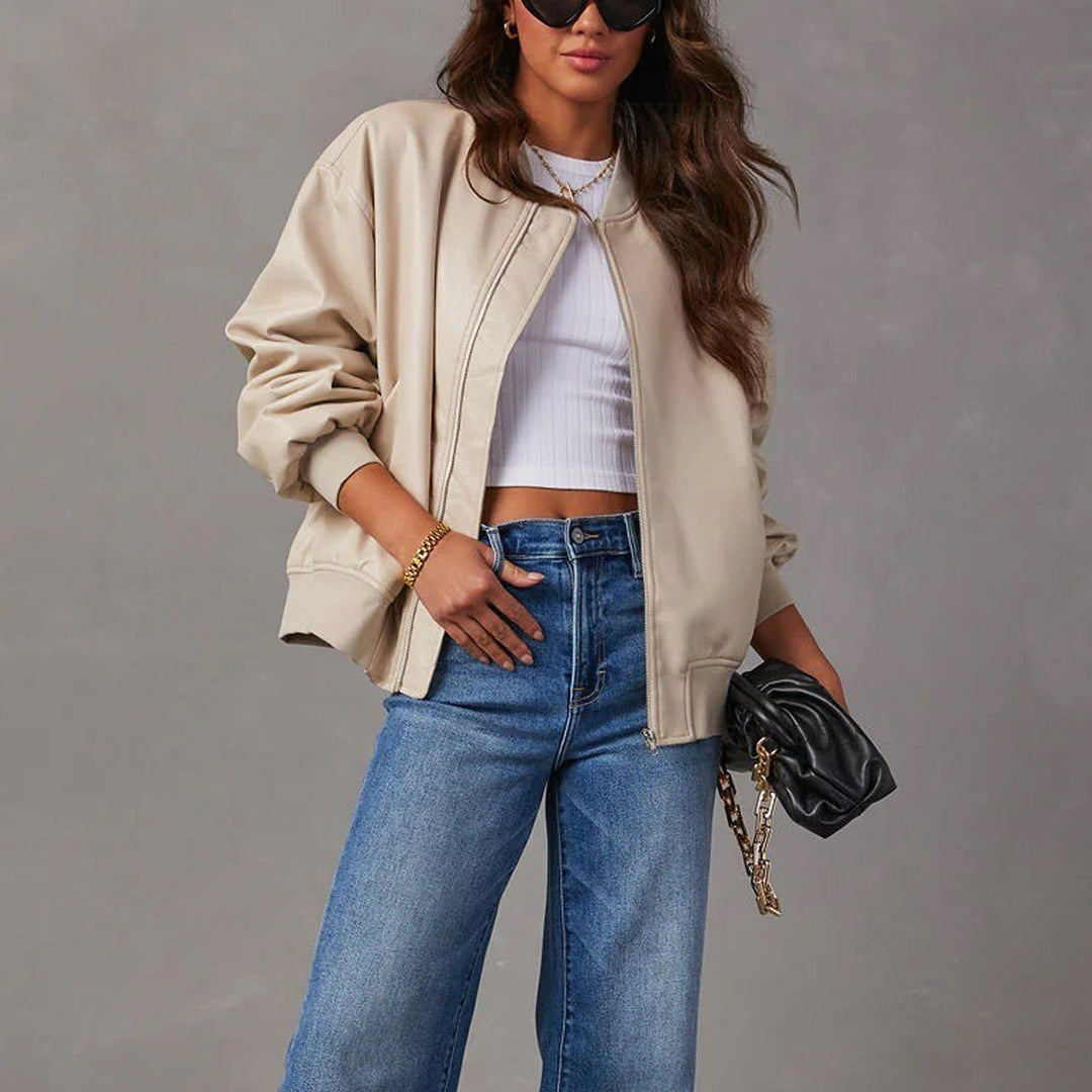 "Veste bomber femme élégante en cuir doux, fermeture éclair, style moderne, silhouette flatteuse, couleur noire."