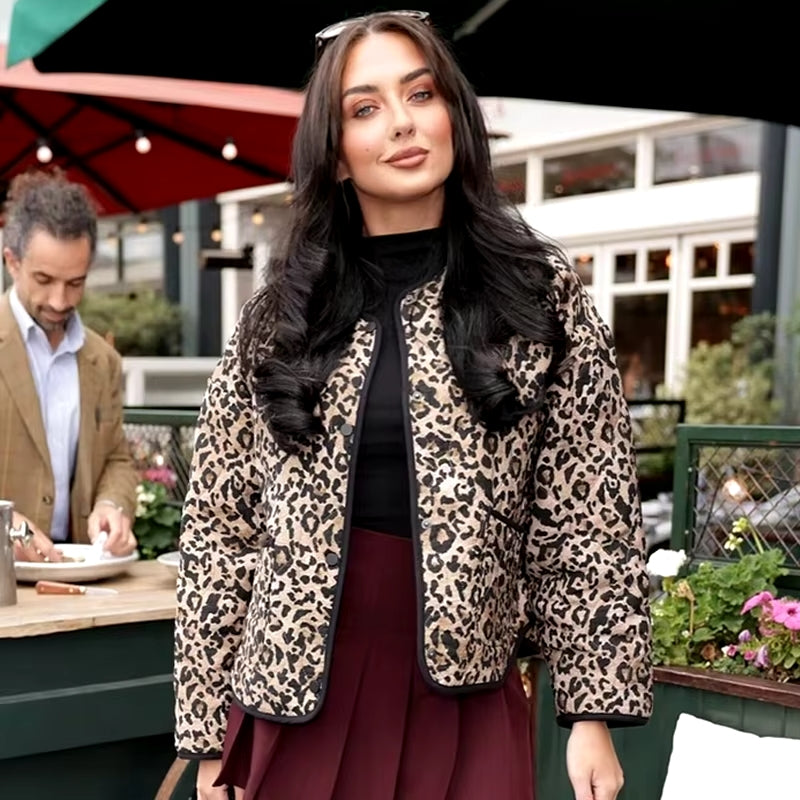 Veste bomber femme imprimé léopard, style urbain chic, tissu matelassé, fermeture éclair, look audacieux et tendance.