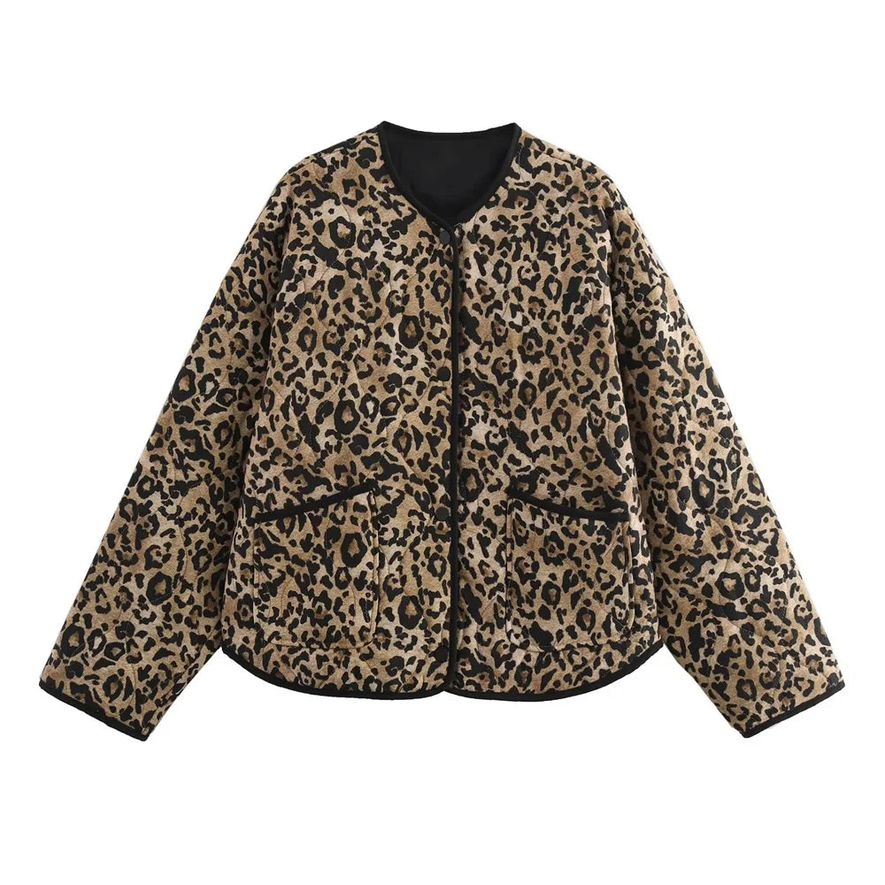 Veste bomber femme imprimé léopard, style urbain chic, tissu matelassé, fermeture éclair, look audacieux et tendance.