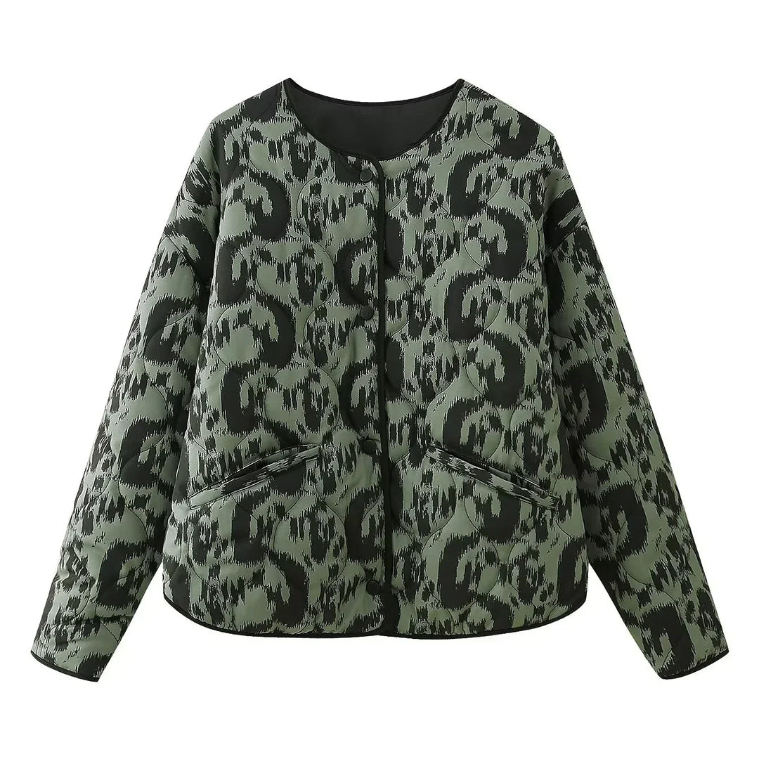 Veste bomber femme imprimé léopard, style urbain chic, tissu matelassé, fermeture éclair, look audacieux et tendance.