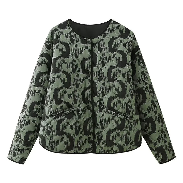 Veste bomber femme imprimé léopard, style urbain chic, tissu matelassé, fermeture éclair, look audacieux et tendance.