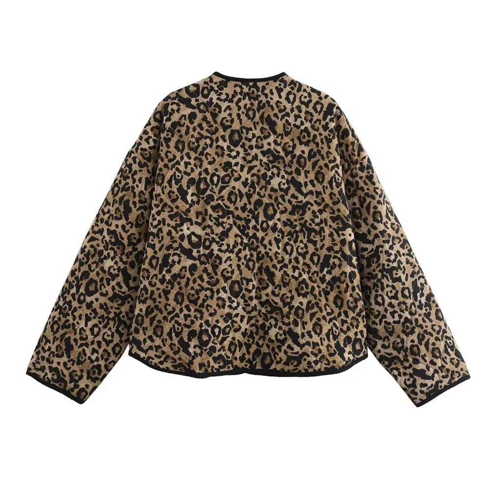 Veste bomber femme imprimé léopard, style urbain chic, tissu matelassé, fermeture éclair, look audacieux et tendance.