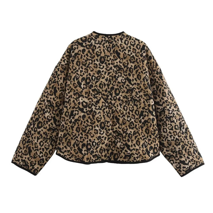 Veste bomber femme imprimé léopard, style urbain chic, tissu matelassé, fermeture éclair, look audacieux et tendance.