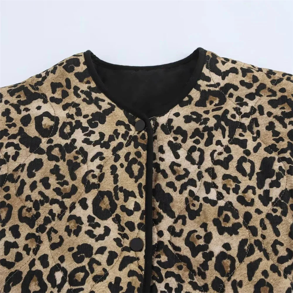 Veste bomber femme imprimé léopard, style urbain chic, tissu matelassé, fermeture éclair, look audacieux et tendance.