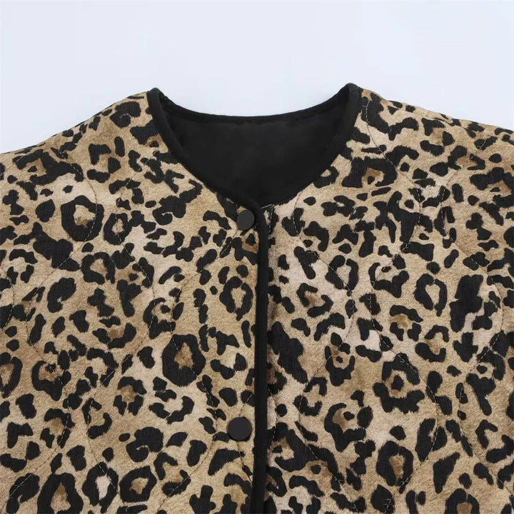 Veste bomber femme imprimé léopard, style urbain chic, tissu matelassé, fermeture éclair, look audacieux et tendance.