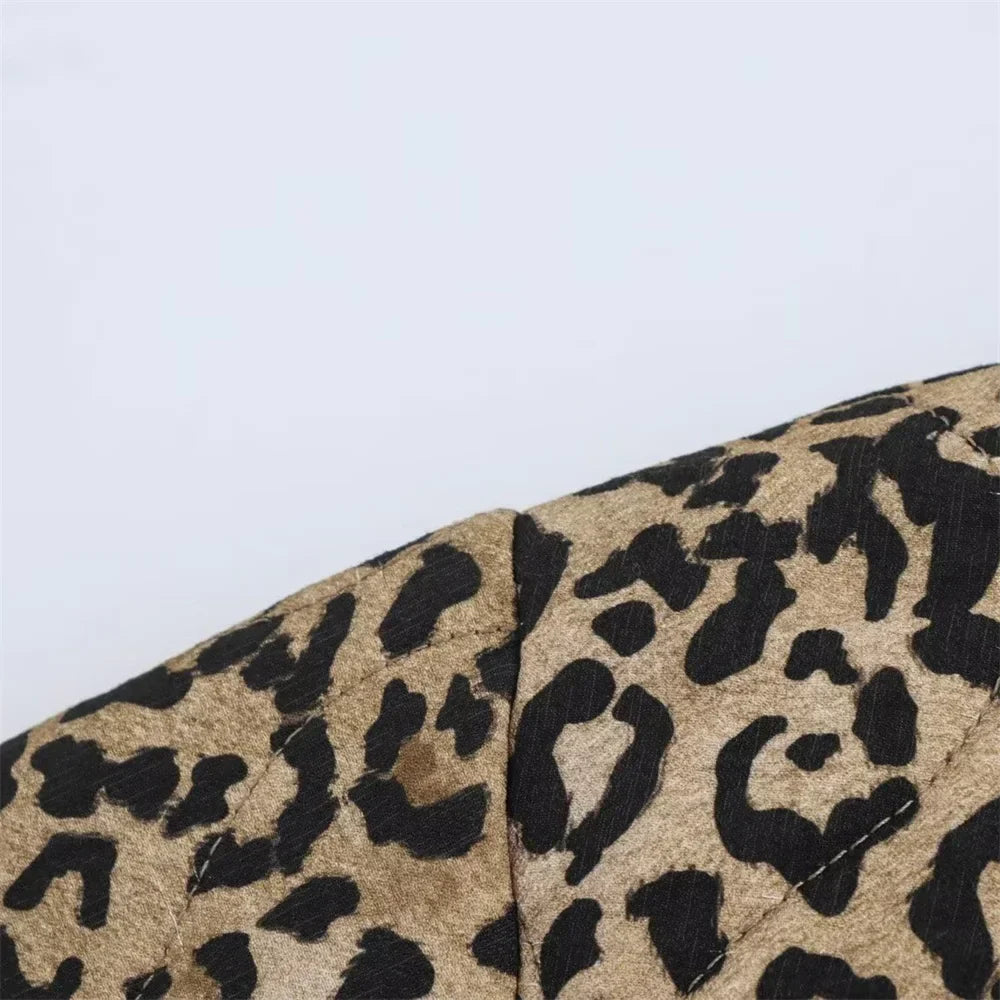Veste bomber femme imprimé léopard, style urbain chic, tissu matelassé, fermeture éclair, look audacieux et tendance.