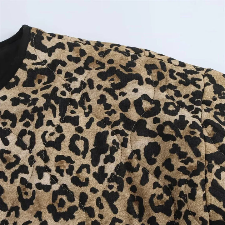 Veste bomber femme imprimé léopard, style urbain chic, tissu matelassé, fermeture éclair, look audacieux et tendance.