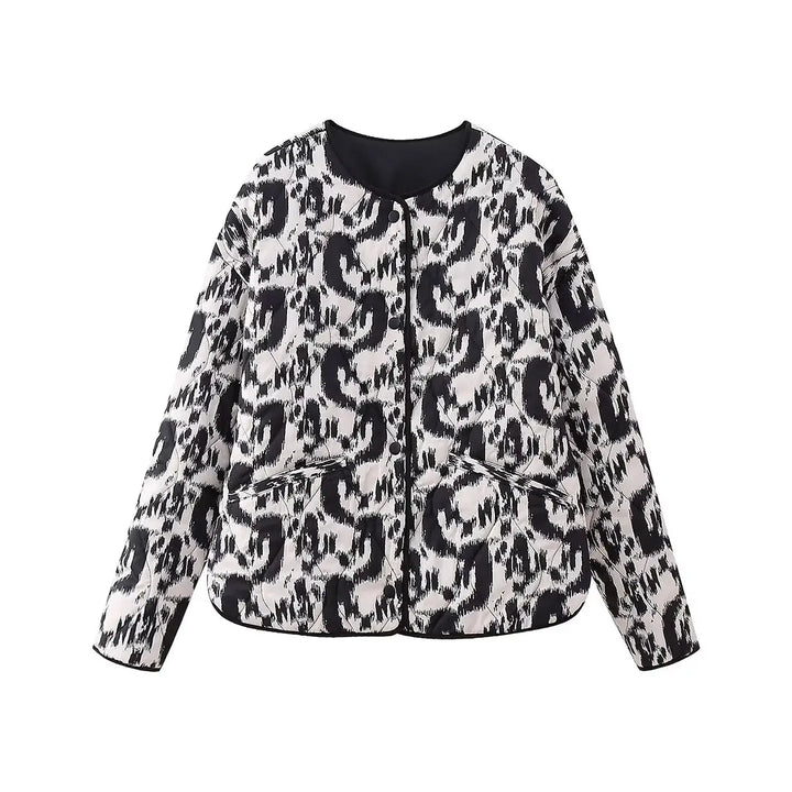 Veste bomber femme imprimé léopard, style urbain chic, tissu matelassé, fermeture éclair, look audacieux et tendance.