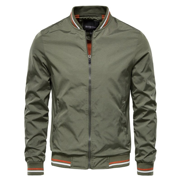 "Veste bomber homme Laurent, vert armée, coupe ajustée, style audacieux. Parfaite pour look moderne et occasions variées."