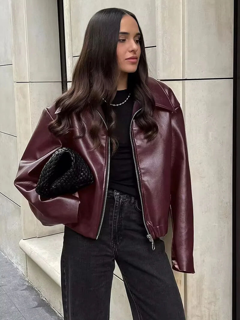 Veste bordeaux zip moderne, coupe élégante et chic. Idéale pour hommes, attire les regards et dégage confiance.
