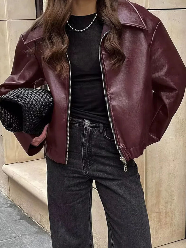 Veste bordeaux zip moderne, coupe élégante et chic. Idéale pour hommes, attire les regards et dégage confiance.