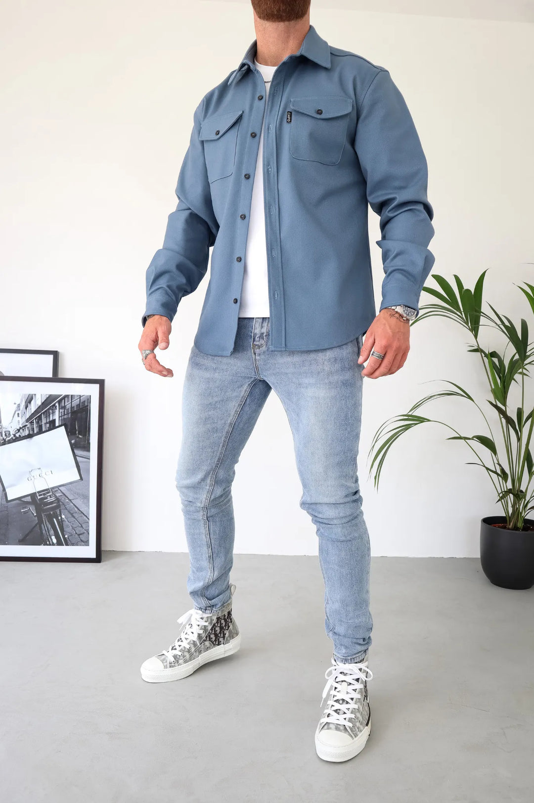 "Veste chemise moderne pour homme, coupe ajustée, couleur attrayante, polyvalente pour style décontracté et raffiné."