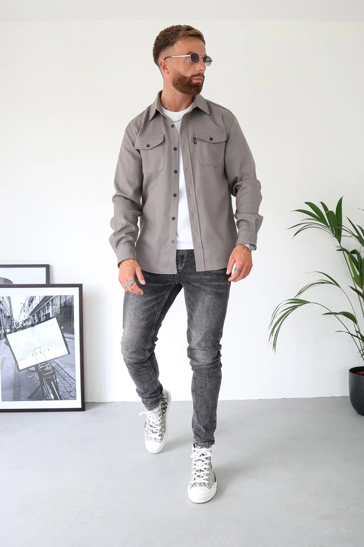 "Veste chemise moderne pour homme, coupe ajustée, couleur attrayante, polyvalente pour style décontracté et raffiné."