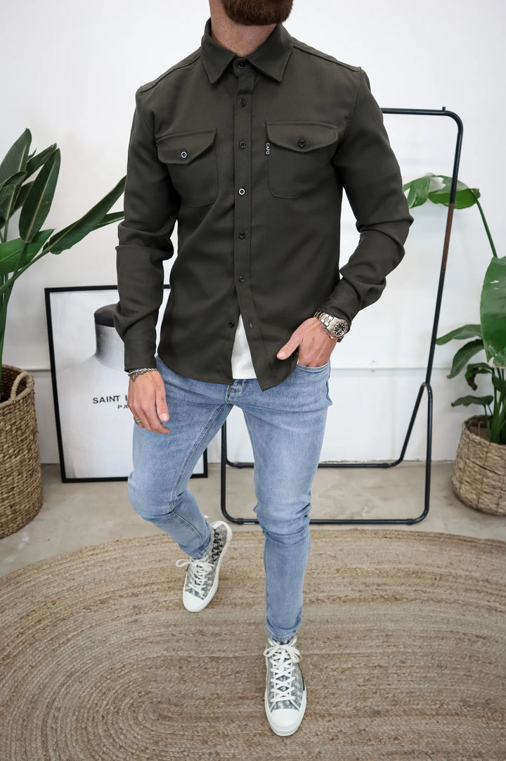 "Veste chemise moderne pour homme, coupe ajustée, couleur attrayante, polyvalente pour style décontracté et raffiné."