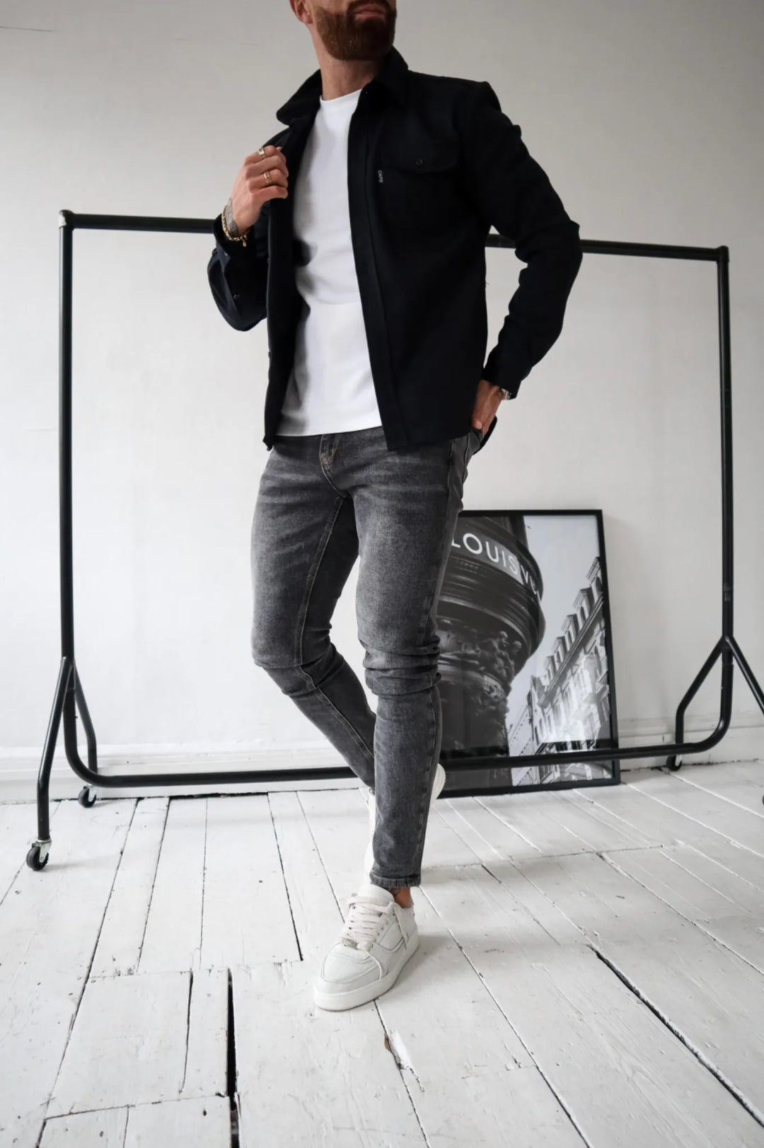"Veste chemise moderne pour homme, coupe ajustée, couleur attrayante, polyvalente pour style décontracté et raffiné."